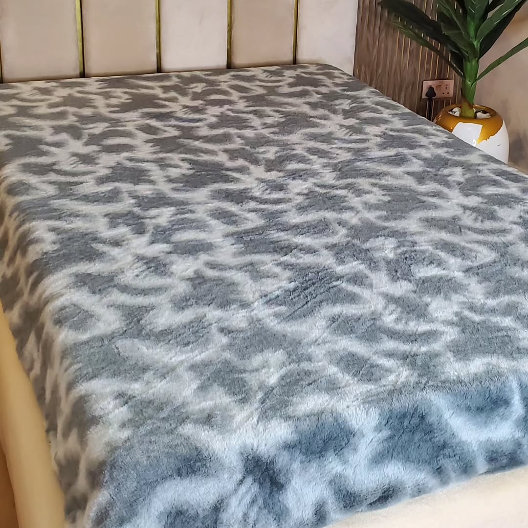 CLASSIC LIGHT WEIGHT DOUBLE-SIDED FAUX FUR BLANKET - Image 5