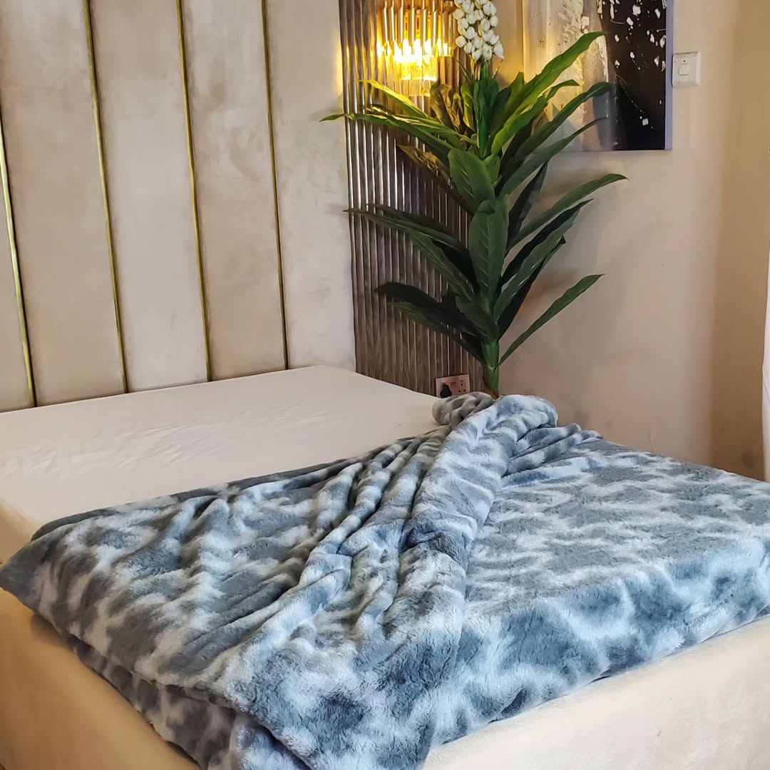 CLASSIC LIGHT WEIGHT DOUBLE-SIDED FAUX FUR BLANKET - Image 4