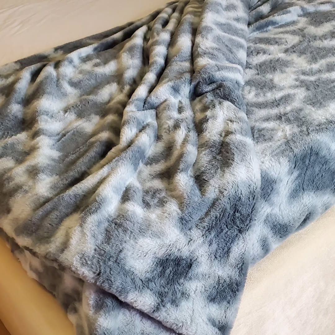 CLASSIC LIGHT WEIGHT DOUBLE-SIDED FAUX FUR BLANKET - Image 3