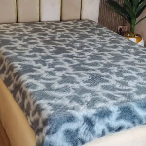 CLASSIC LIGHT WEIGHT DOUBLE-SIDED FAUX FUR BLANKET