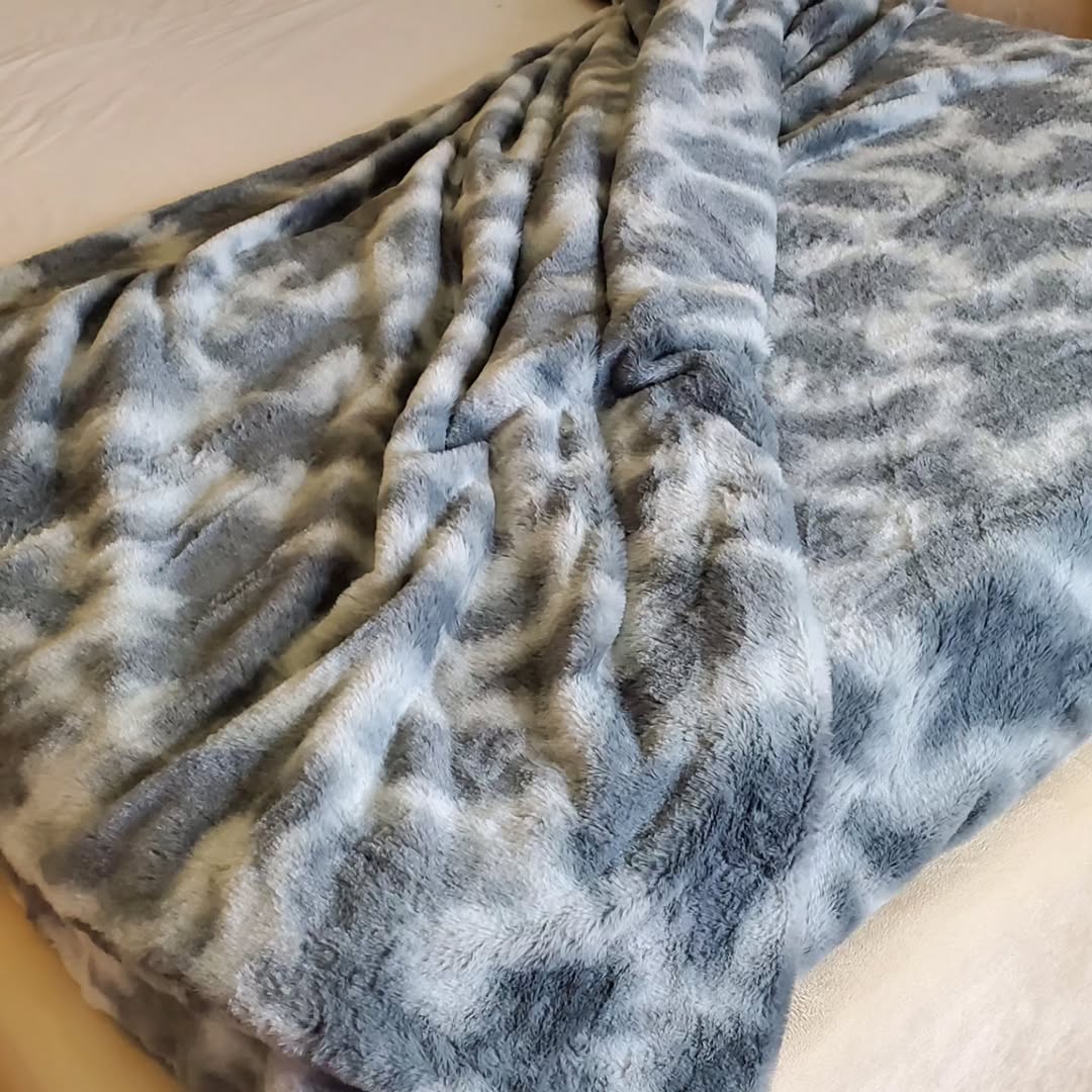 CLASSIC LIGHT WEIGHT DOUBLE-SIDED FAUX FUR BLANKET - Image 2