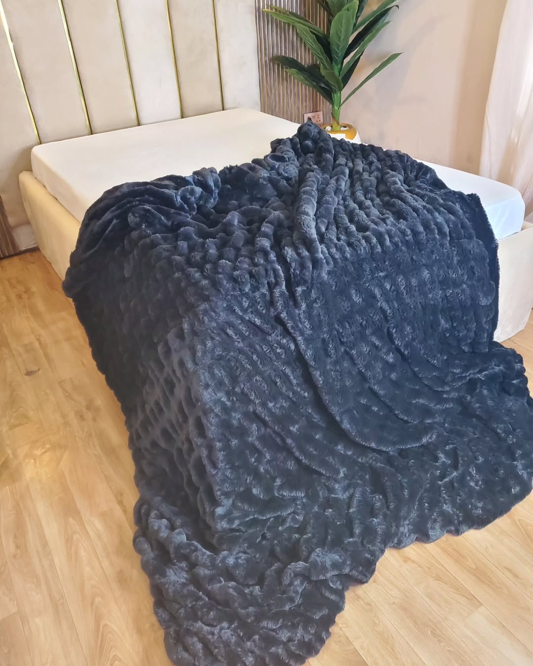 Premium super soft thick,double sided faux fur blanket - Image 5
