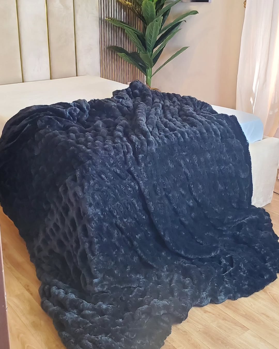 Premium super soft thick,double sided faux fur blanket - Image 3